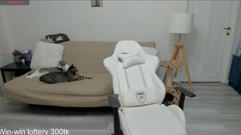Snapshot of kitty_rock_paw chatting on February 20, 2025, 11:32 pm Emilly online show from February 20, 2025, 11:32 pm