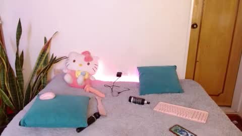 LAURA  help me reach 100likes online show from February 10, 2026, 5:55 am