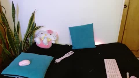 LAURA  help me reach 100likes online show from February 11, 2026, 7:02 am