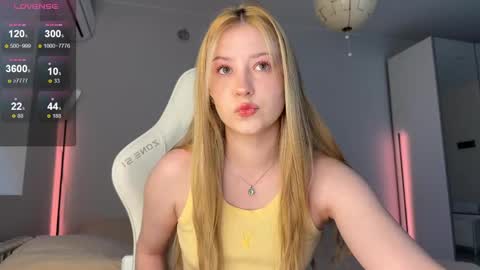 Snapshot of kittyloffe chatting on June 4, 2026, 3:01 am Monika online show from June 4, 2026, 3:01 am