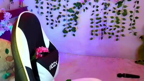 Snapshot of kittyuwu_ chatting on October 2, 2025, 6:15 pm Kittyuwu  online show from October 2, 2025, 6:15 pm