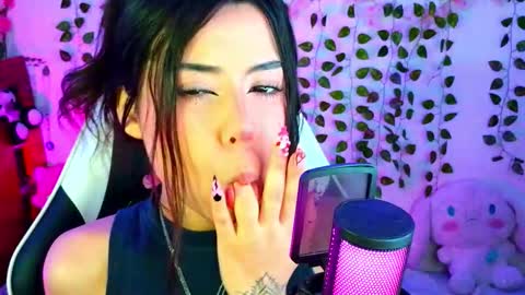 Snapshot of kittyuwu_ chatting on October 23, 2025, 10:25 am Kittyuwu  online show from October 23, 2025, 10:25 am