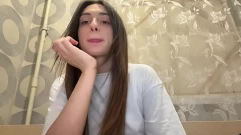 Snapshot of kittyymoonnn chatting on May 21, 2026, 11:56 pm Emma online show from May 21, 2026, 11:56 pm