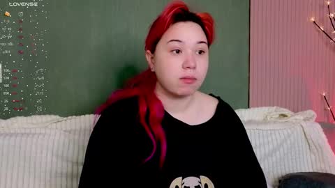 Klee online show from November 18, 2025, 5:23 am