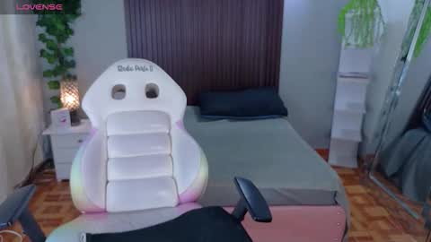 kloe_cooper online show from September 29, 2025, 8:02 pm