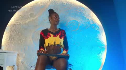 K L O E online show from September 17, 2025, 12:07 pm