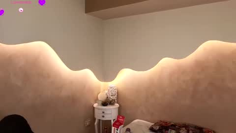 K L O E online show from September 23, 2025, 12:08 pm