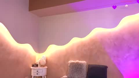 K L O E online show from September 26, 2025, 12:09 pm