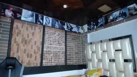 kriss_sweetboobs online show from September 11, 2025, 12:27 pm