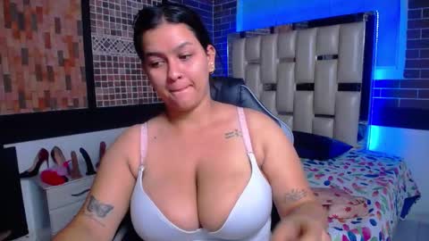 kriss_sweetboobs online show from September 26, 2025, 12:53 pm