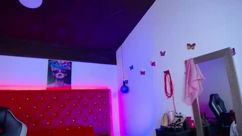 kriss_sweetboobs online show from November 5, 2025, 12:16 pm