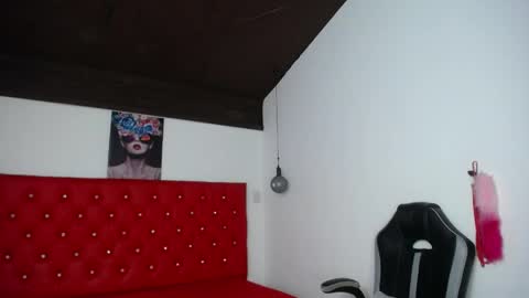 kriss_sweetboobs online show from May 11, 2026, 12:33 pm