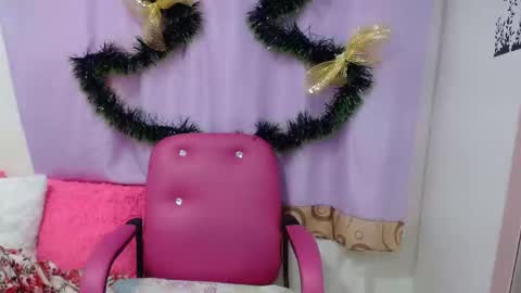 Snapshot of kristaljonnes_ chatting on December 3, 2024, 6:17 pm Cristina online show from December 3, 2024, 6:17 pm