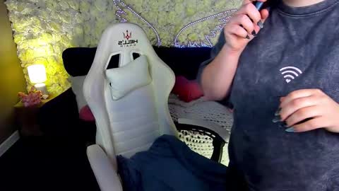 Snapshot of kristifoxy chatting on March 16, 2026, 6:17 am kristifoxy online show from March 16, 2026, 6:17 am