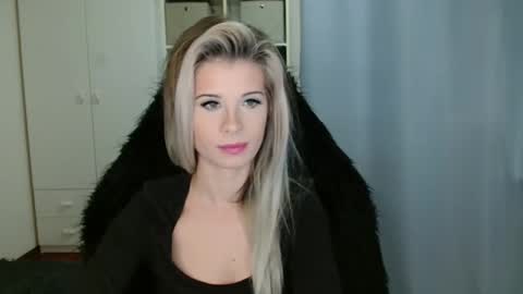 KristineAmore online show from November 21, 2025, 8:02 am