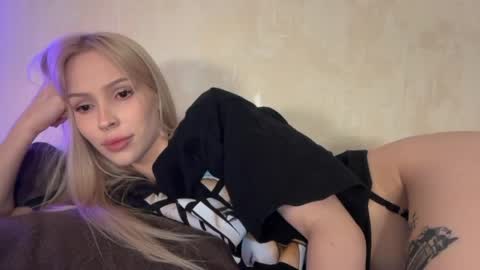 Snapshot of kristy_babe chatting on April 10, 2026, 11:42 pm Kristy and Alice online show from April 10, 2026, 11:42 pm
