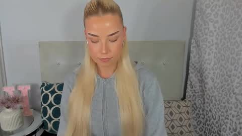 KristyFlowers online show from May 11, 2026, 4:04 pm