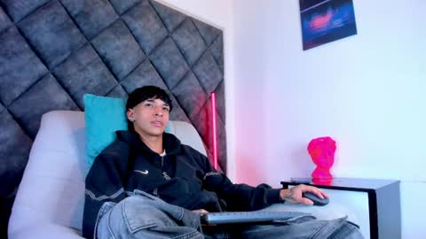 Kroy Wave  Muscle Tattoos Latino online show from August 4, 2026, 3:21 am