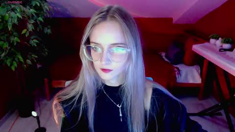 kuraikitsune_ online show from September 22, 2025, 1:57 pm