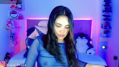 k ylie online show from February 3, 2025, 9:18 pm