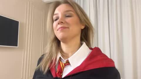 lina online show from October 15, 2025, 10:21 pm