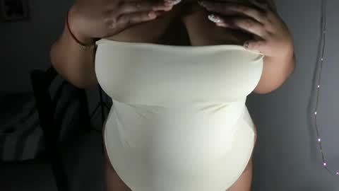 Snapshot of la_pequena_culona chatting on May 23, 2026, 1:11 am la_pequena_culona online show from May 23, 2026, 1:11 am