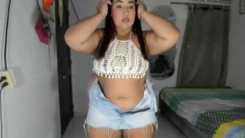 Snapshot of la_pequena_culona chatting on August 6, 2026, 1:07 am la_pequena_culona online show from August 6, 2026, 1:07 am
