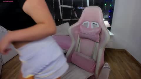 Snapshot of laara_croft chatting on December 13, 2024, 8:37 pm  L A R A   online show from December 13, 2024, 8:37 pm