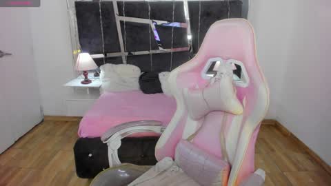 Snapshot of laara_croft chatting on December 31, 2024, 1:15 am  L A R A   online show from December 31, 2024, 1:15 am