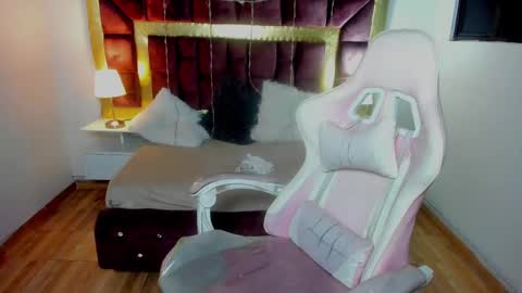 Snapshot of laara_croft chatting on February 22, 2025, 1:11 am  L A R A   online show from February 22, 2025, 1:11 am