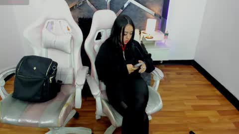 Snapshot of laara_croft chatting on March 4, 2025, 1:45 am  L A R A   online show from March 4, 2025, 1:45 am