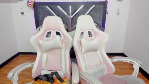 Snapshot of laara_croft chatting on March 6, 2025, 12:10 am  L A R A   online show from March 6, 2025, 12:10 am