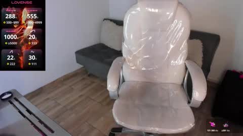 Snapshot of laara_croft chatting on September 11, 2025, 9:48 pm  L A R A   online show from September 11, 2025, 9:48 pm