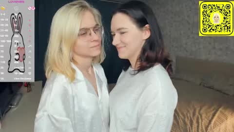 Snapshot of lacyedison chatting on May 29, 2026, 7:23 pm Violet and Isabel online show from May 29, 2026, 7:23 pm