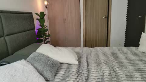 Snapshot of lady_ni chatting on September 24, 2025, 12:52 pm    700  1300 -5 online show from September 24, 2025, 12:52 pm