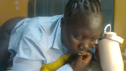 lindah32 online show from May 7, 2026, 10:37 pm