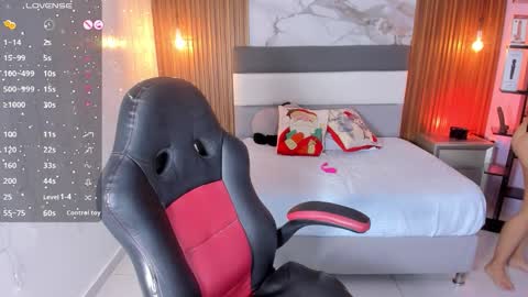 LADY  online show from November 25, 2025, 7:36 pm