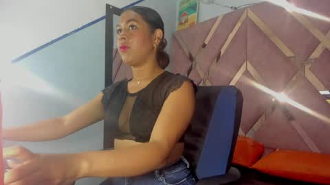 laila_5 online show from May 25, 2026, 8:59 pm
