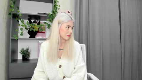 Snapshot of lama0 chatting on September 22, 2025, 9:44 am Erika online show from September 22, 2025, 9:44 am