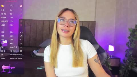 Snapshot of lanaamills chatting on October 28, 2025, 3:54 am Lana online show from October 28, 2025, 3:54 am