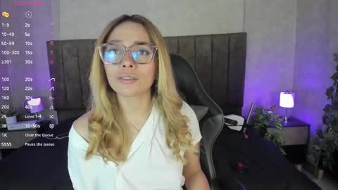 Snapshot of lanaamills chatting on October 30, 2025, 5:42 am Lana online show from October 30, 2025, 5:42 am