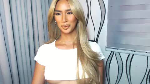 Snapshot of lanadel_hilton chatting on February 19, 2025, 4:01 am Lana online show from February 19, 2025, 4:01 am