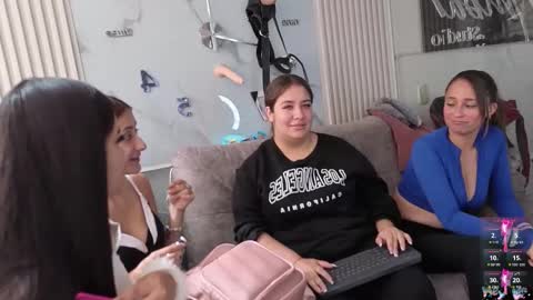 lanna_as online show from November 28, 2025, 2:42 pm