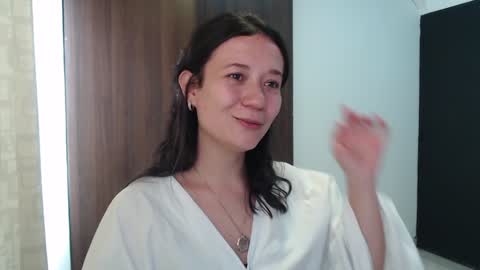 Snapshot of lanna_mills chatting on December 18, 2024, 5:00 pm Lanna online show from December 18, 2024, 5:00 pm