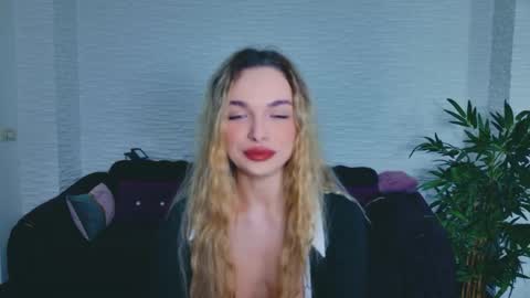 Snapshot of lannaskyy chatting on April 15, 2026, 7:32 pm Lanna online show from April 15, 2026, 7:32 pm