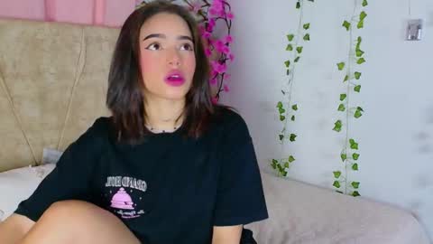 Snapshot of lara_gil_ chatting on February 26, 2026, 7:35 pm Lara Gill online show from February 26, 2026, 7:35 pm