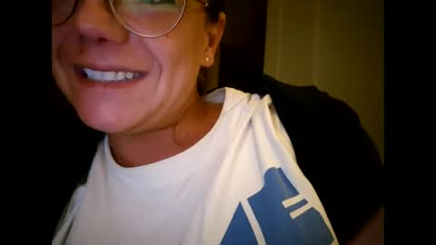 Snapshot of laraa333 chatting on October 2, 2025, 9:33 pm Little online show from October 2, 2025, 9:33 pm