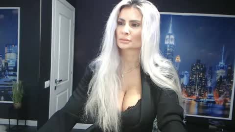 Snapshot of laras_moans chatting on December 5, 2024, 9:50 am laras_moans online show from December 5, 2024, 9:50 am