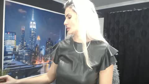 Snapshot of laras_moans chatting on December 28, 2024, 8:37 am laras_moans online show from December 28, 2024, 8:37 am