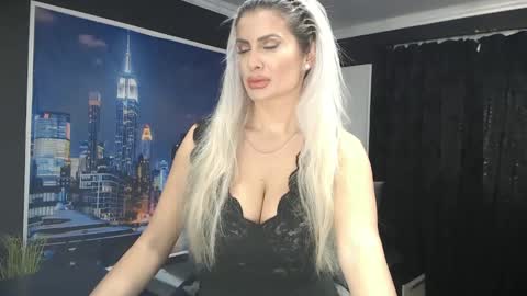 Snapshot of laras_moans chatting on January 1, 2025, 8:24 am laras_moans online show from January 1, 2025, 8:24 am